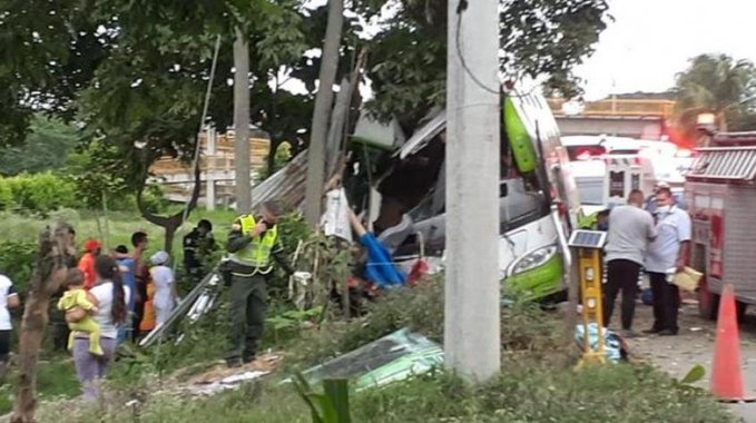 Al menos dos muertos en accidente de autobús en Colombia que repatriaba venezolanos