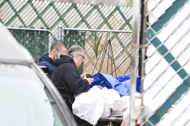 “No hay más espacio”: Una funeraria de Nueva York apila cuerpos en la calle a la vista de todos