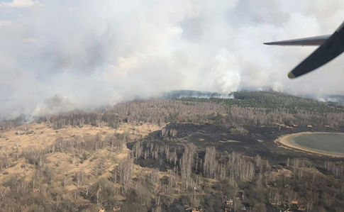 Bomberos ucranianos intentan apagar incendio en zona exclusión de Chernóbil