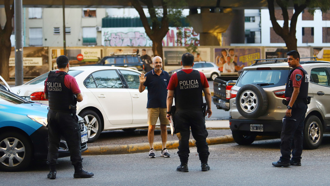 Detuvieron a una mujer por esconderse en el maletero de un carro para romper la cuarentena (Foto)