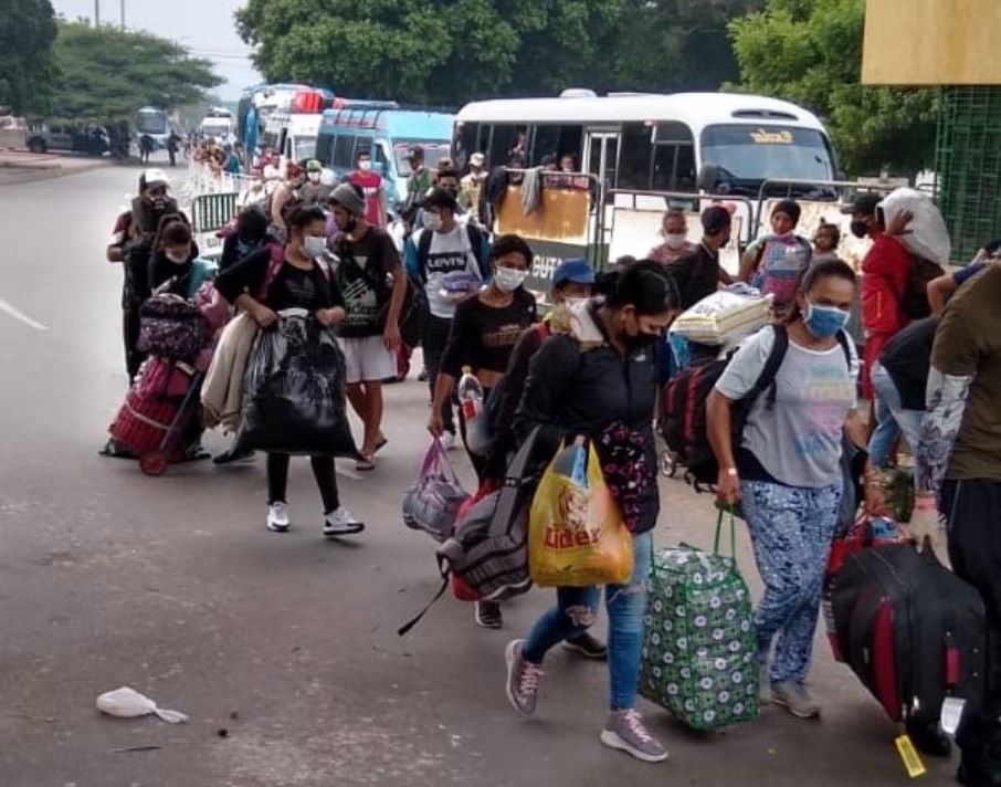 Desinfectaron a migrantes venezolanos antes de cruzar el puente internacional Simón Bolívar (Video)