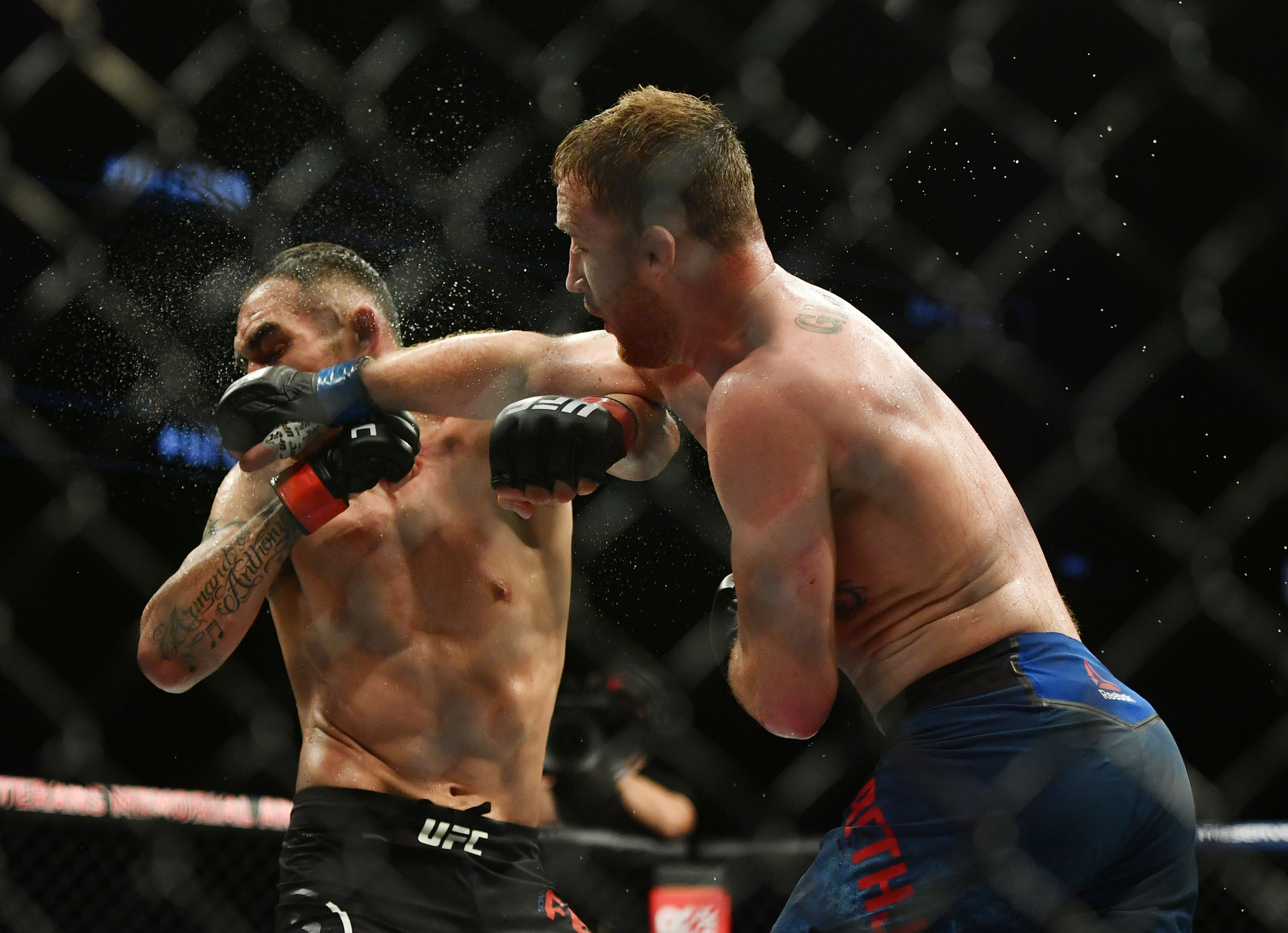 Hospitalizan al luchador de la UFC Tony Ferguson tras su derrota contra Justin Gaethje (Fotos)