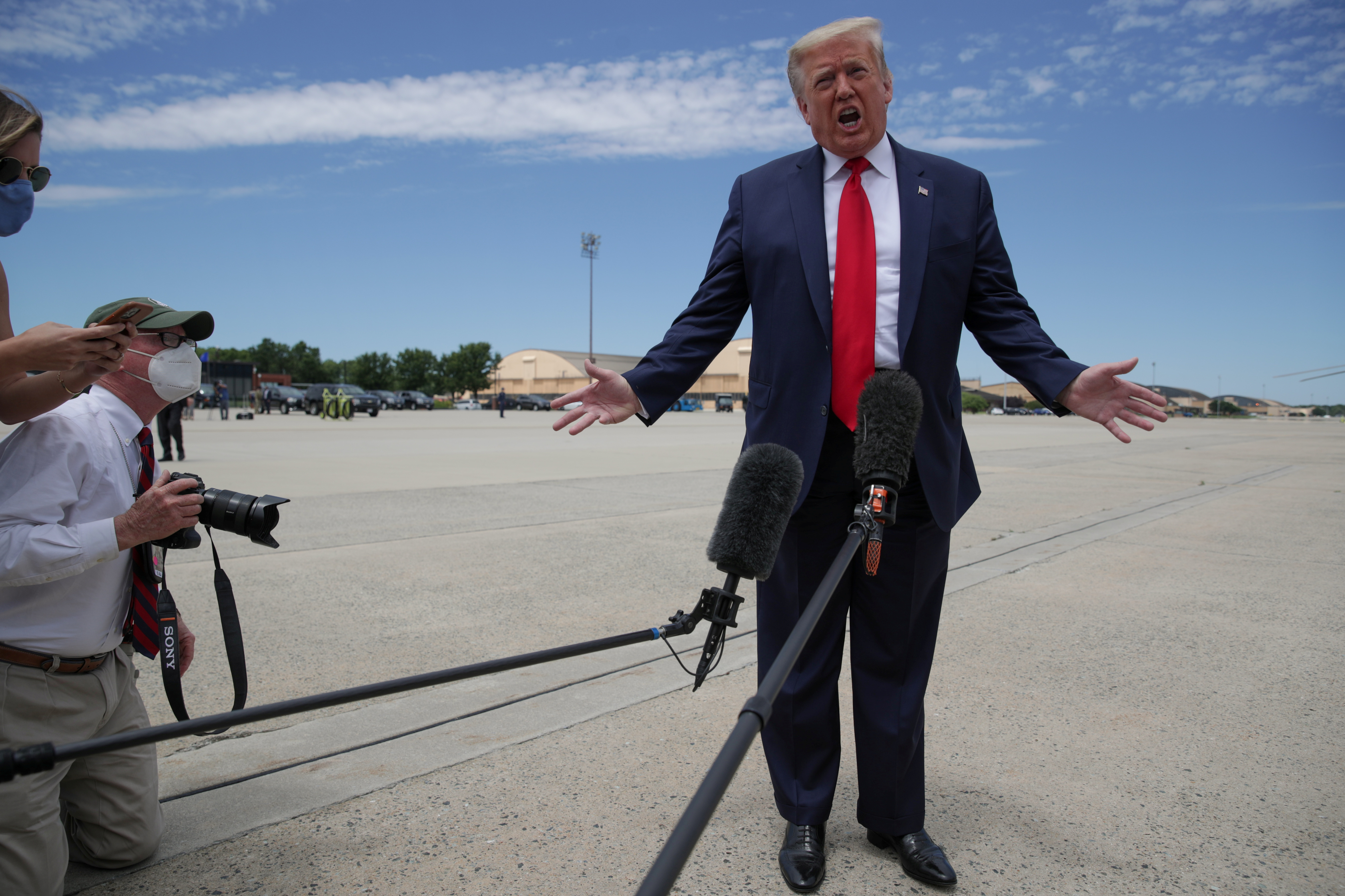 Donald Trump llega al centro espacial Kennedy para lanzamiento del cohete de SpaceX