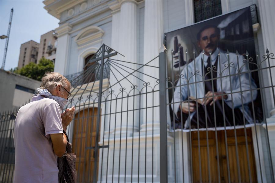 De médico a “santo”, un doctor antipandemias en el corazón de Caracas