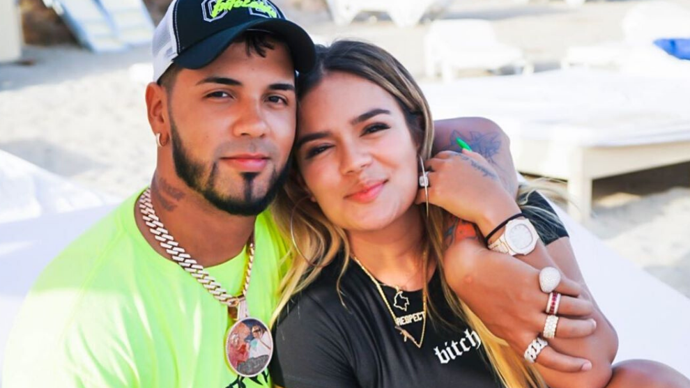 “Marginales”: Critican a Karol G y Anuel AA por polémico video jugando con leche