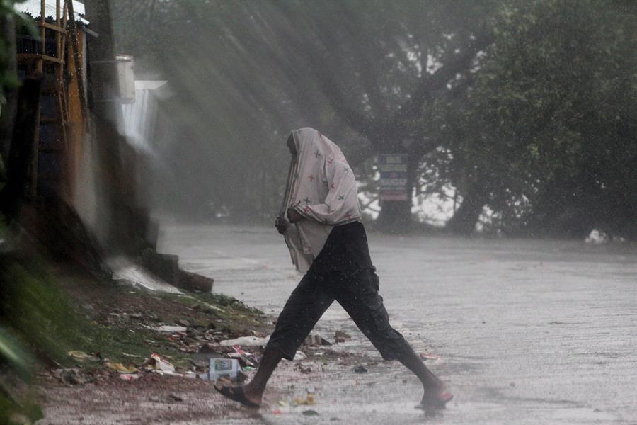 Más de cien muertos tras uno de los peores ciclones en la India y Bangladesh