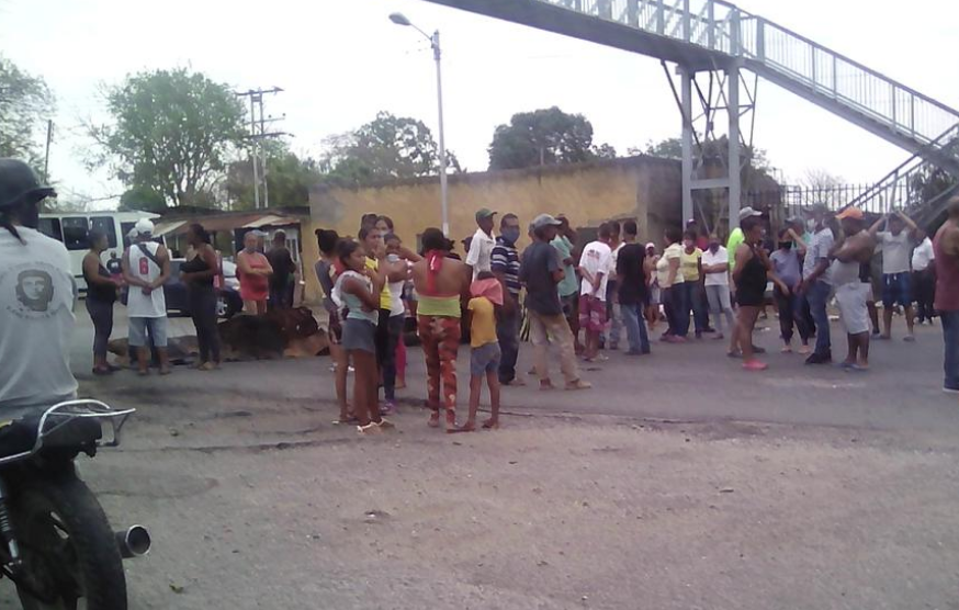 Decenas de vecinos trancan carretera en Charallave por la falta de agua en sus hogares #17May (FOTOS)