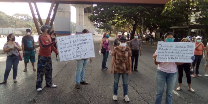 Vecinos de Guarenas – Guatire trancan la Intercomunal en protesta por la falta de internet