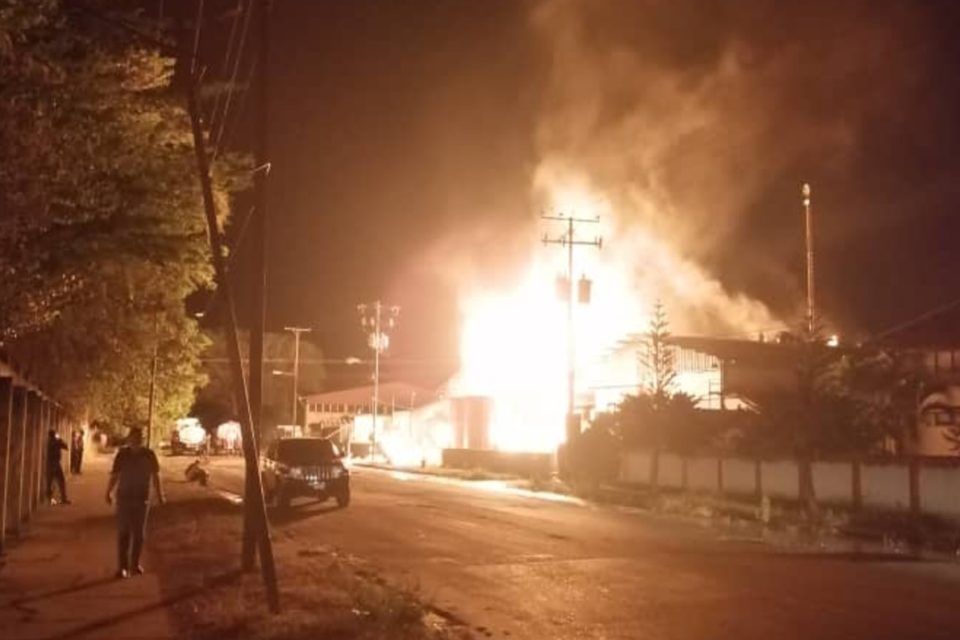 Incendio destruye fábrica de alcohol para uso sanitario en Cojedes (VIDEO)