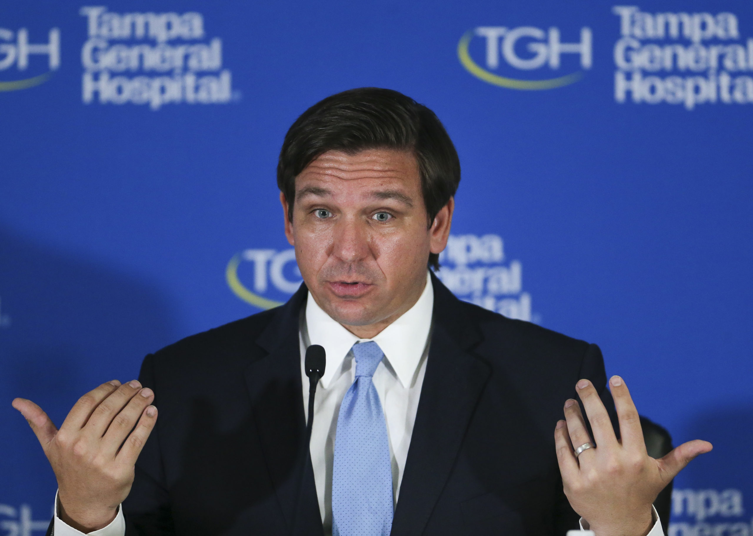 El gobernador Ron DeSantis anuncia que las empresas de Palm Beach pueden reabrir con restricciones