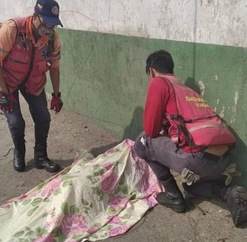 Por agarrar mangos se electrocutó, cayó y murió