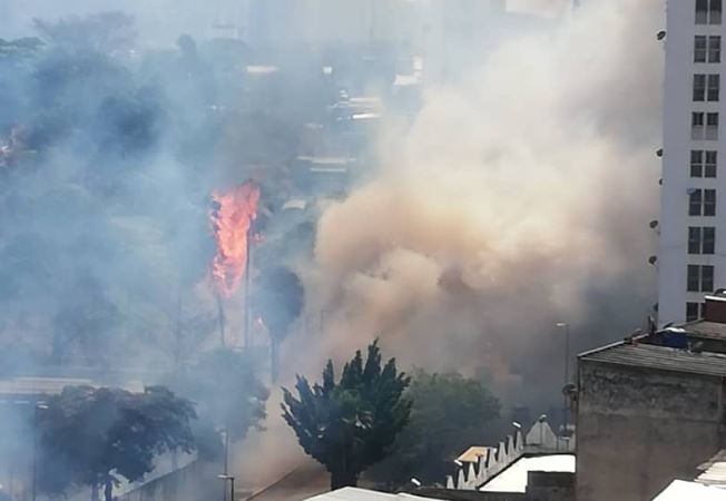 Fuerte incendio cerca de la estación del Metro en Agua Salud este #15May (VIDEO)