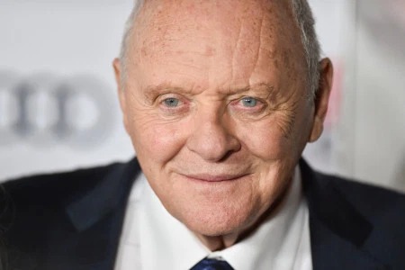 Anthony Hopkins debuta en TikTok con un reto viral y desafía a Schwarzenegger y Stallone (VIDEO)