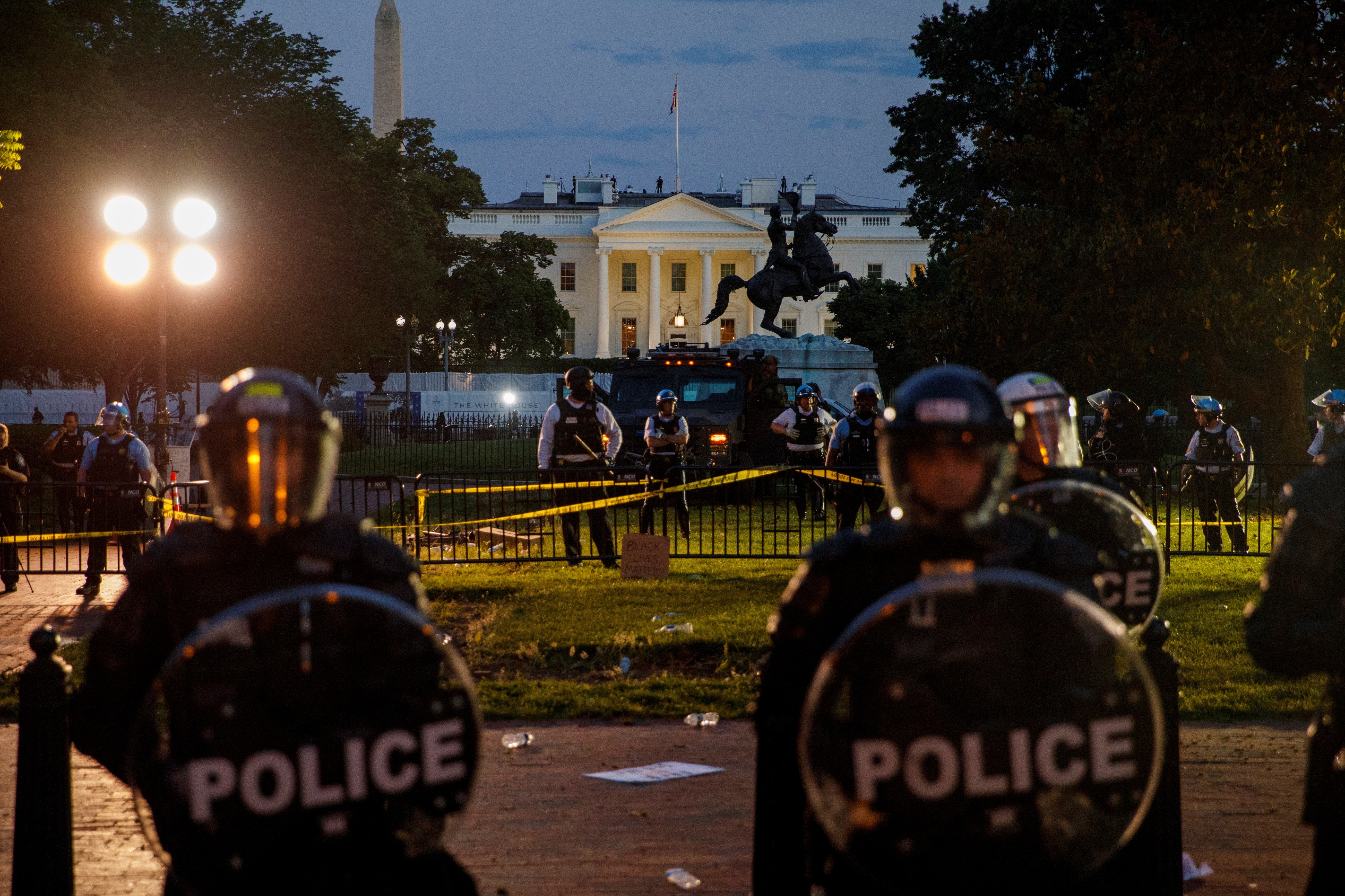 Toque de queda en varias ciudades de EEUU tras fuertes protestas y disturbios