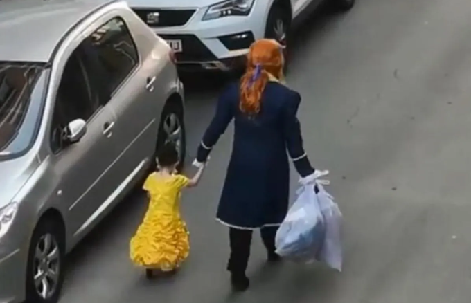 ¡Ternura! En cuarentena, un padre disfraza a su hija de princesa siempre que van a tirar la basura