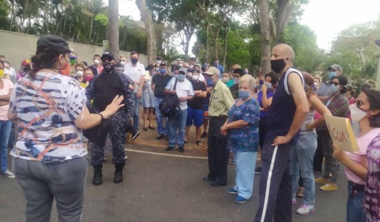 Vecinos de San Bernardino protestaron por este #25May tras más de 50 días sin agua (Fotos y videos)