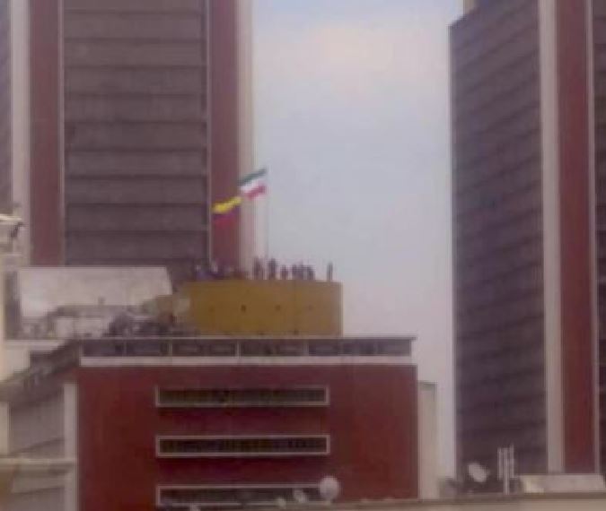 Izaron la bandera de Irán en las Torres de El Silencio por traer la gasolina que Pdvsa no produce (FOTO)