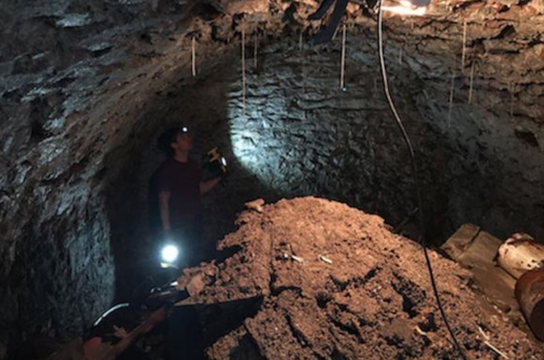 Descubrió debajo de su casa un túnel de 120 años que parece una cápsula de tiempo (Fotos)