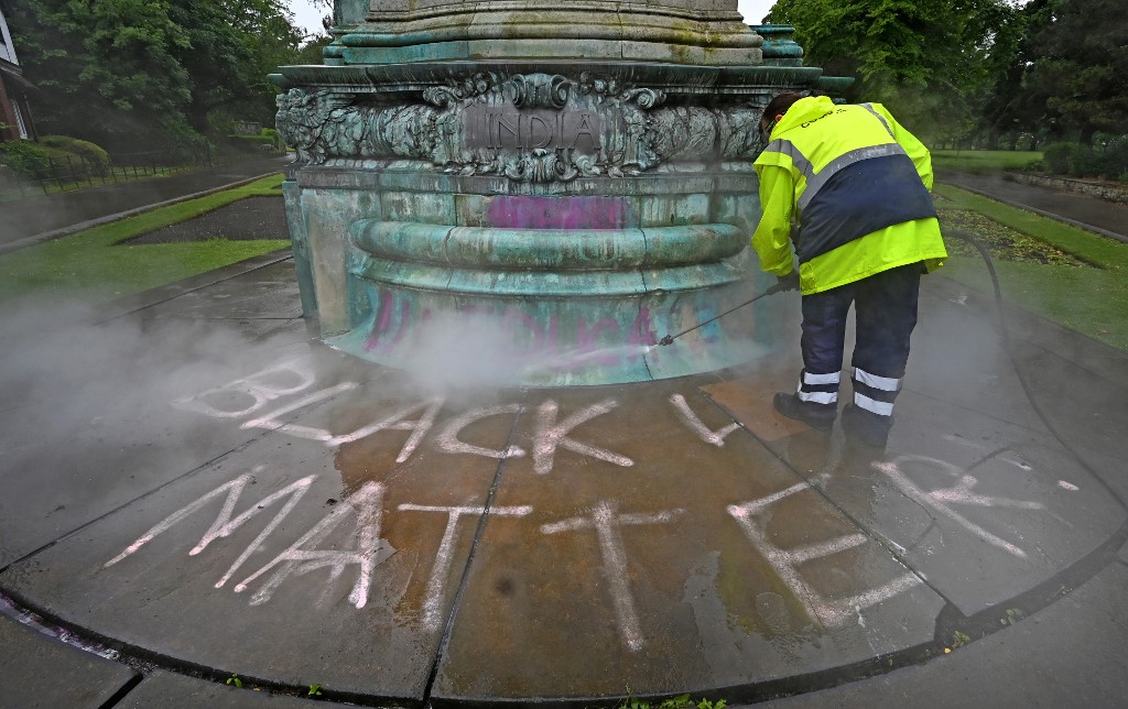 Sacan del río estatua de esclavista británico derribada por manifestantes