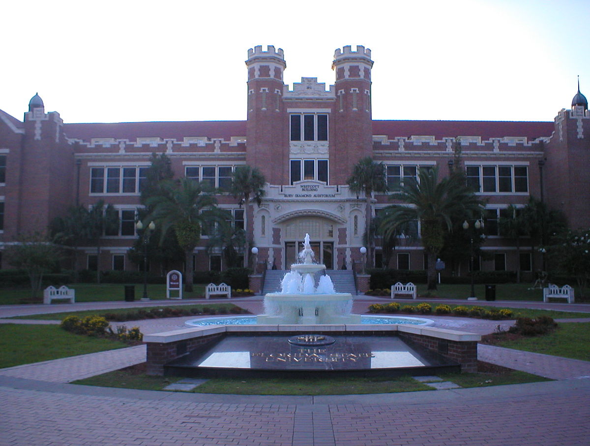 Al menos 12 universidades públicas de Florida tienen luz verde para reabrir en otoño