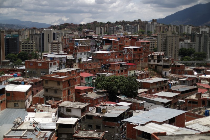 En FOTOS: Películas en azoteas entretienen a los vecinos de Petare durante la cuarentena