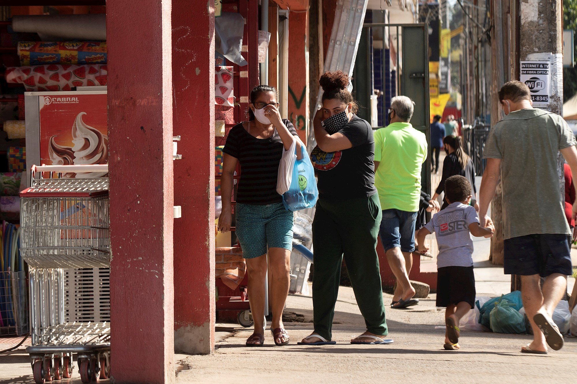 Latinoamérica, epicentro de la pandemia, afronta un mes crucial para frenarla