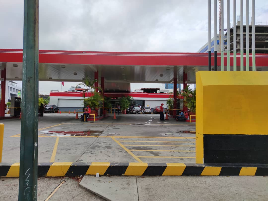 En Las Mercedes hacen LA MAMÁ de las colas…  y no hay “señales” de venta de gasolina #1Jun (VIDEO)