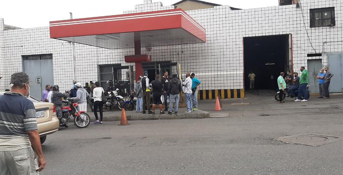 Largas colas en las estaciones de servicios de Catia #1Jn (Foto y Video)