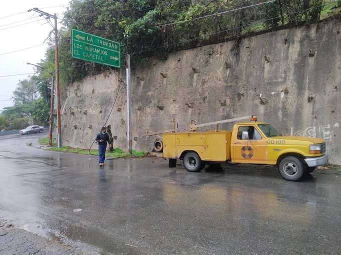 Cable de tensión se desprende y pone en peligro la vía hacia La Tahona #18Jun