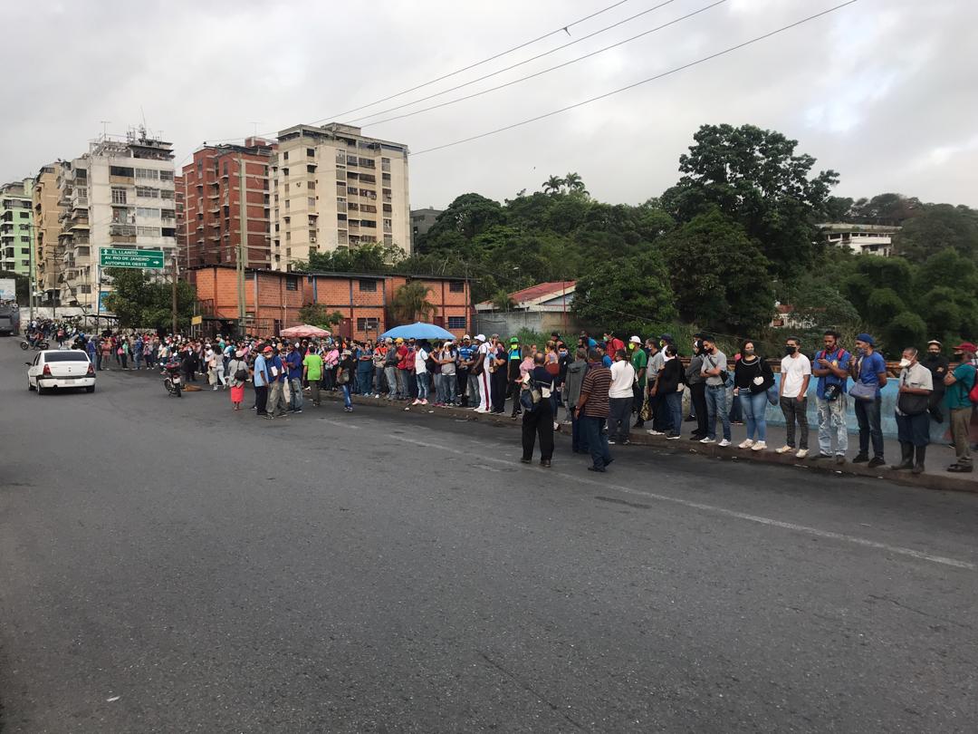 Tras el cierre del Metro, caraqueños se “achantan” en largas colas por transporte este #22Jun (FOTOS)