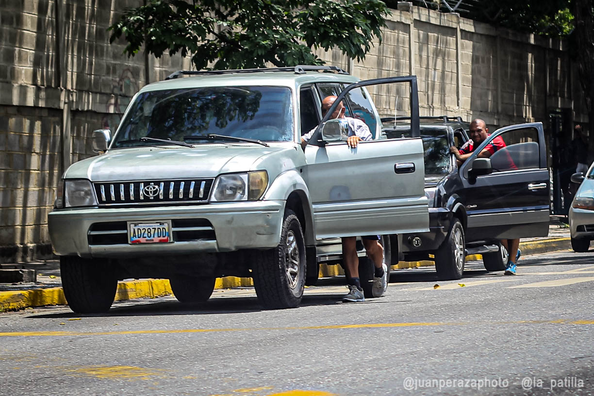 Venezuela tiene otro “virus” por combatir: Las colas para surtir gasolina (IMÁGENES)