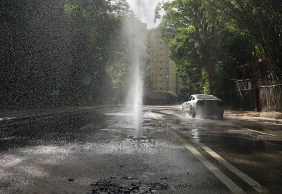 Rotura de un tubo de aguas blancas en El Cafetal #28Jun (Foto)