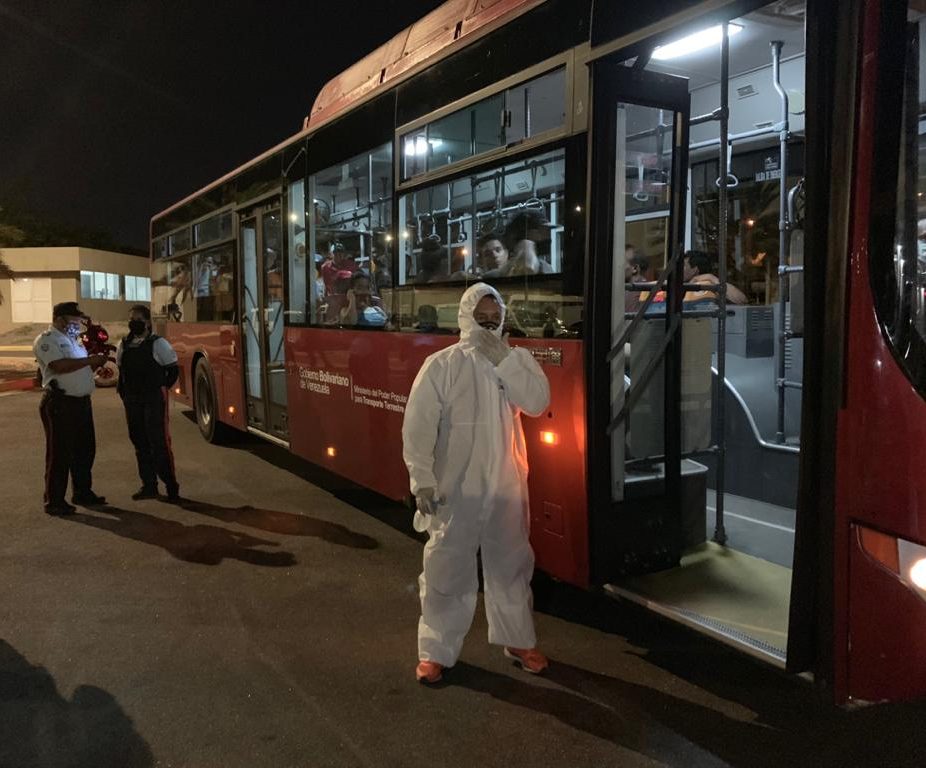 En Bolívar, el “coronabús” se llevó a conductores por pernoctar en gasolineras