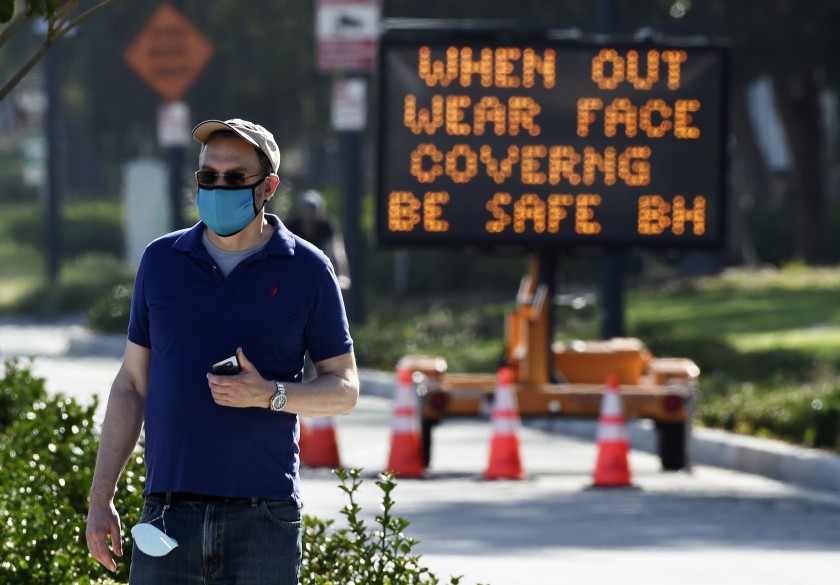 Se enfureció y le tosió a un mesero cuando este le pidió usar mascarilla en California