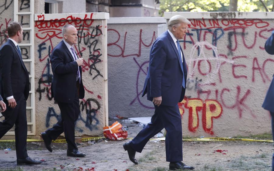 Trump saltó los límites de la Casa Blanca y cruzó la plaza donde estaban los manifestantes (Video)