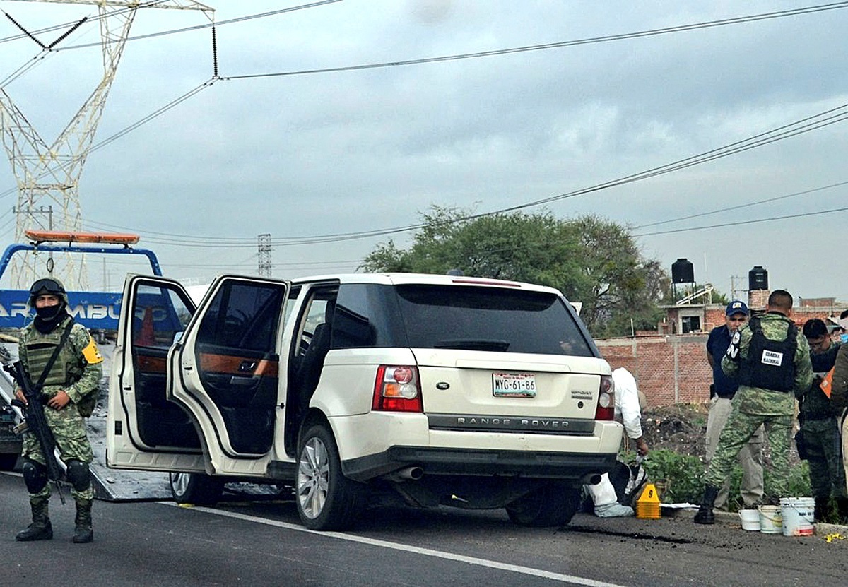 Encuentran explosivos dentro de una camioneta en el centro de México