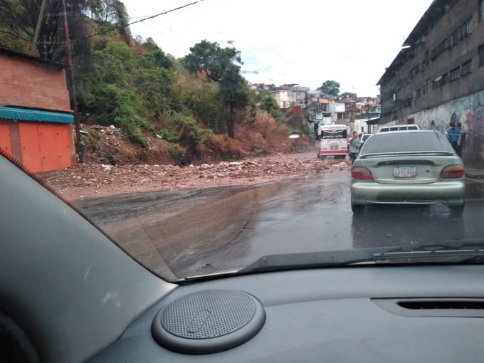 Fuertes lluvias dejaron una sola vía de acceso hacia Palo Verde #9Jun (Fotos)