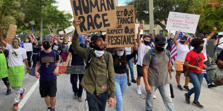 Ciudadanos protestas pacíficamente sin ocasionar daños