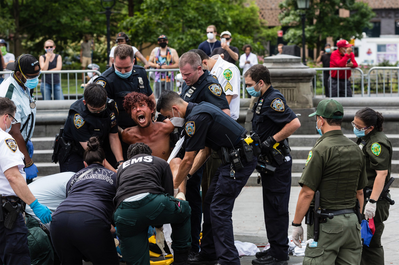 El “okupa” desnudo que imita a Jesucristo apareció de nuevo en Washington Square Park