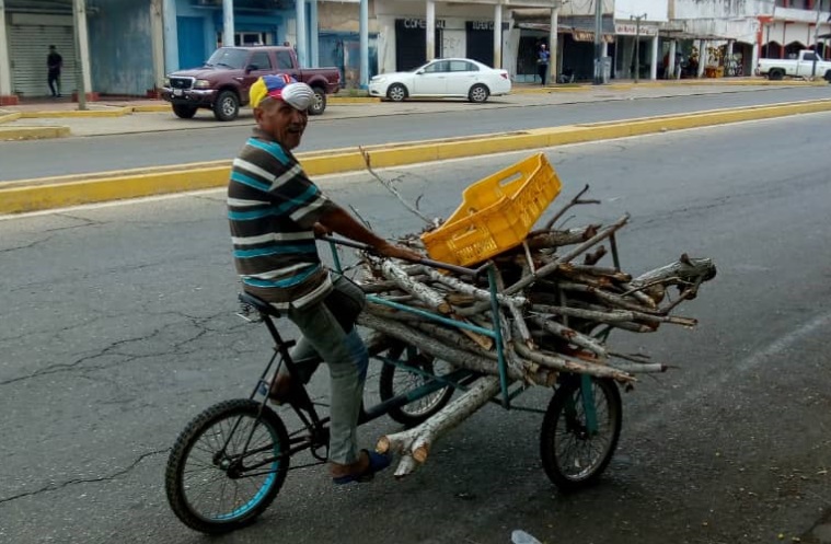 Voluntad Popular: Habitantes de Bachaquero en el Zulia cocinan en leña por falta de gas doméstico