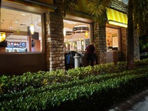 La policía busca a dos delincuentes por robar un restaurante en  Fort Lauderdale