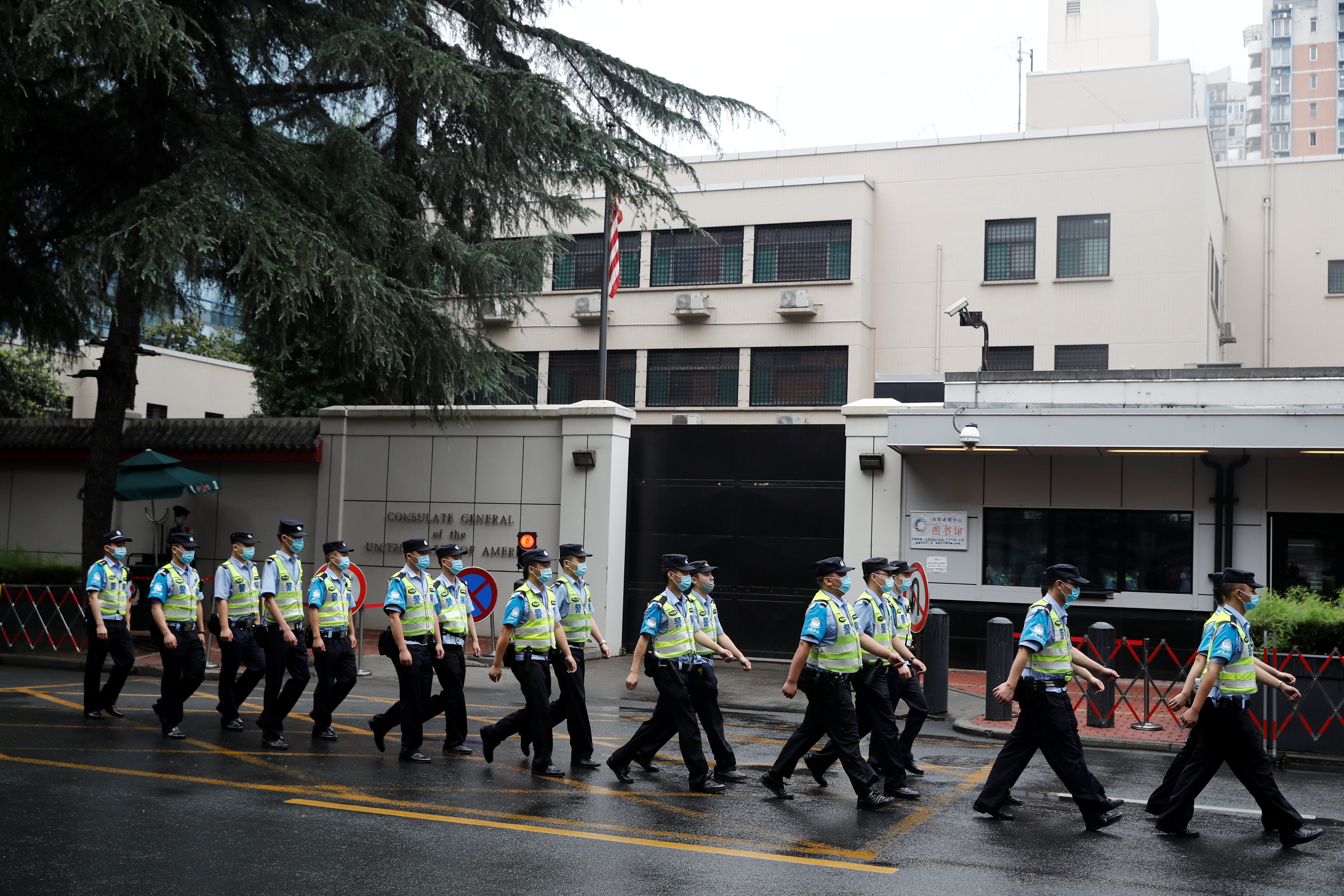 Fuertes medidas de seguridad en el consulado de EEUU en Chengdu después de que China ordenara su cierre