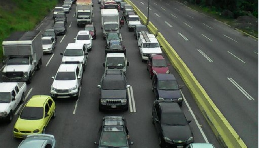 Cerrado el paso vehicular en la autopista Francisco Fajardo #6Jul (FOTO)