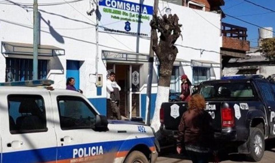 Abusó sexualmente de una mujer mientras le apuntaba con un arma a su hijo de cinco años