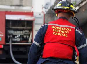 Indignante: Bomberos trataron de apagar un incendio en Caricuao con TOBOS de agua (VIDEO)
