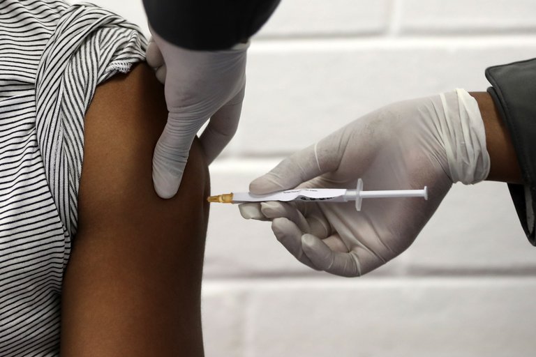Brasil prevé recibir esta semana la vacuna de Oxford