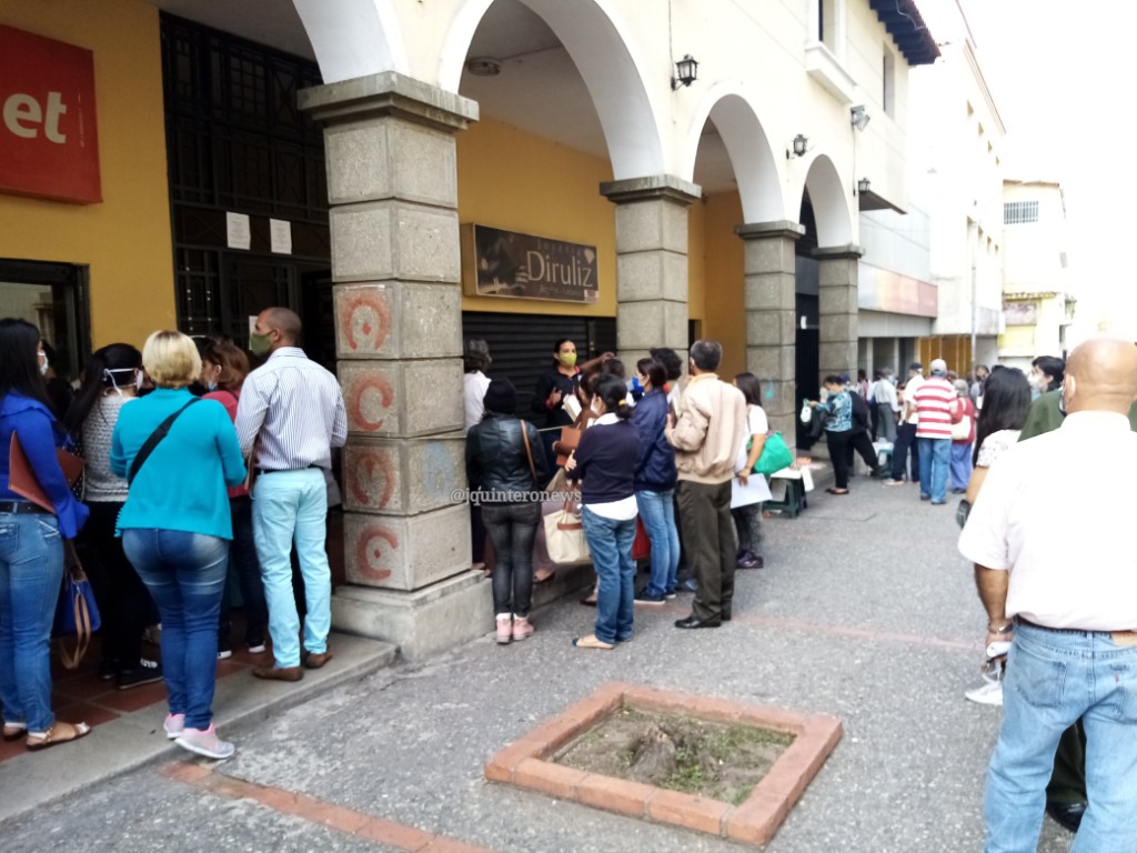 EN FOTOS: Decenas de personas esperan aglomeradas para ingresar al Saren en Mérida #1Jul