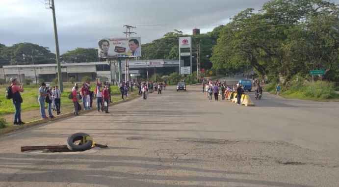 Así amaneció la GIGANTESCA cola de habitantes en Ocumare del Tuy a la espera de transporte #2Jul (Fotos)