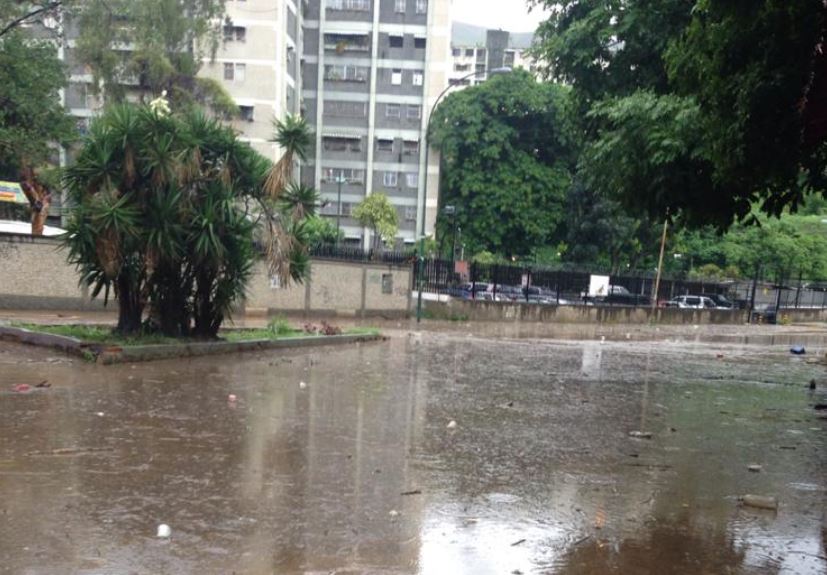 Denuncian colapso en el sistema de alcantarillado en Ruiz Pineda (VIDEO)