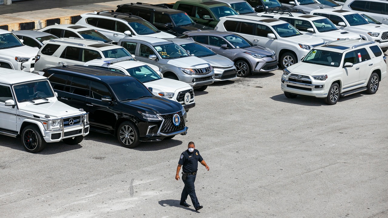 FOTOS y VIDEO: Carros incautados al régimen de Maduro por las autoridades federales en Fort Lauderdale